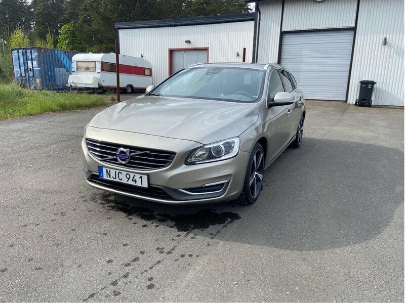 Brun Begagnad 2014 Volvo V60 Summum Kombi | 95 000 kr (Marknadspris) - Bild 1/4
