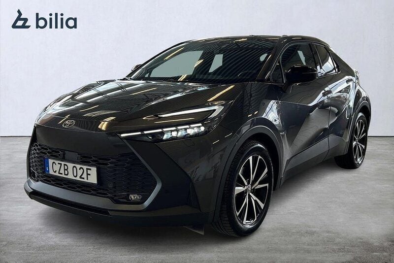 Grå Begagnad 2024 Toyota C-HR Style SUV | 399 900 kr (Dyr) - Bild 1/3