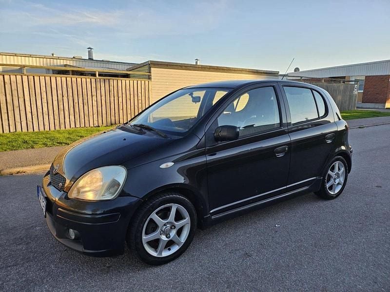 Svart Begagnad 2004 Toyota Yaris Sport Halvkombi | 24 000 kr (Bra pris) - Bild 1/4