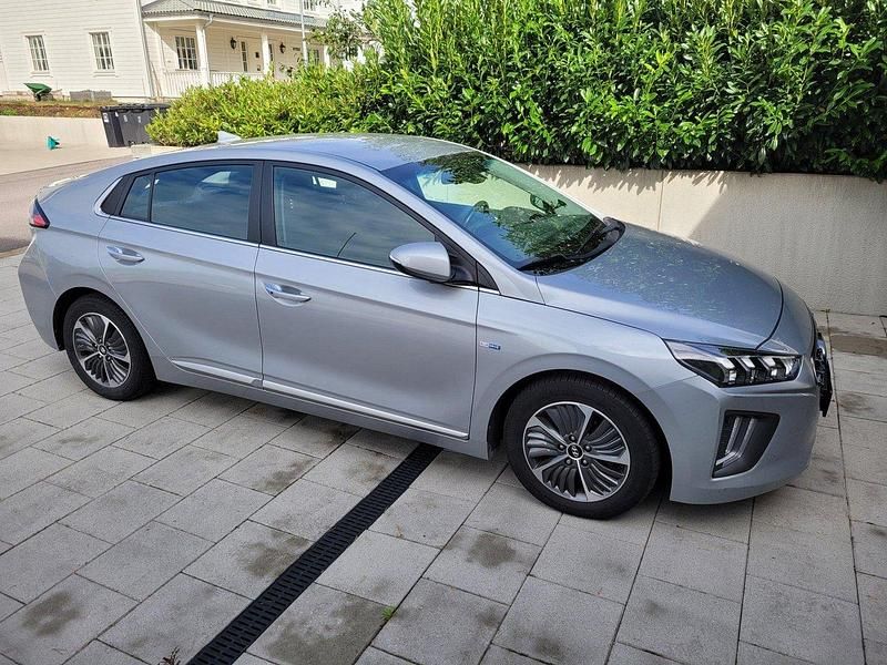 Silver Begagnad 2020 Hyundai Ioniq Premium Sedan | 220 000 kr (Lite dyr) - Bild 1/4