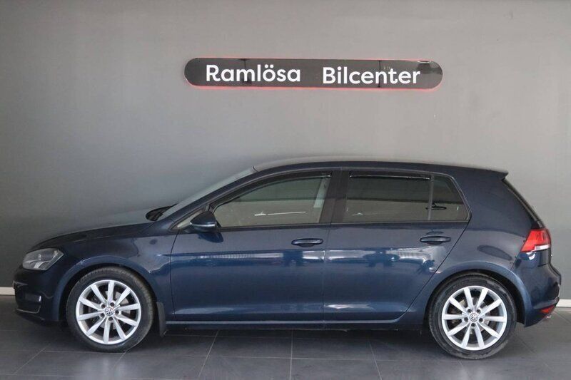 Mörkblå Begagnad 2013 VW Golf VII Highline Halvkombi | 84 900 kr (Marknadspris) - Bild 1/4