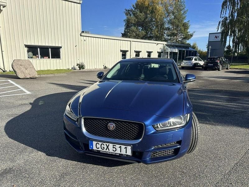 Blå Begagnad 2016 Jaguar XE Sedan | 145 000 kr (Bra pris) - Bild 1/4
