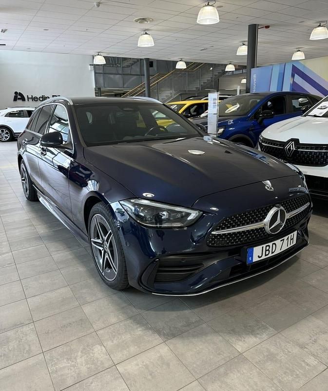 Mörk metallica blå Begagnad 2022 Mercedes C300 AMG Line Premium Kombi | 369 000 kr (Marknadspris) - Bild 1/4