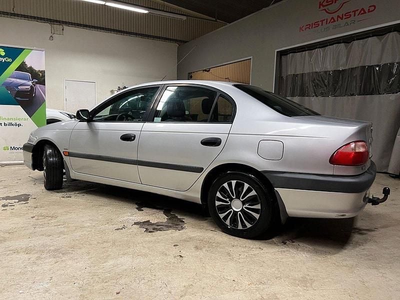 Begagnad Toyota Avensis 129 HK (94 kW) 2000 Silver Sedan