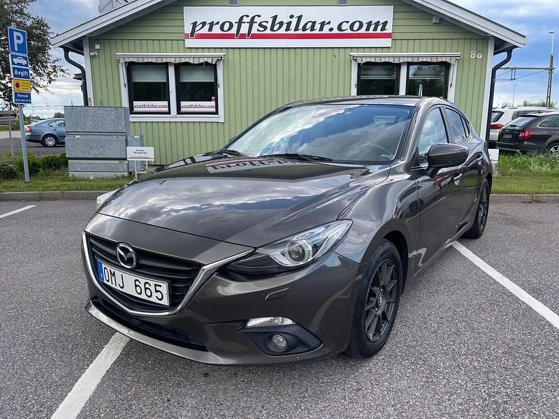 Brun Begagnad 2013 Mazda 3 Inclusive Halvkombi | 69 900 kr (Marknadspris) - Bild 1/4