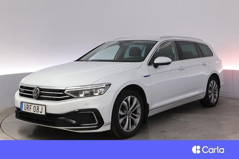 Vit Begagnad 2023 VW Passat Executive Kombi | 284 900 kr (Marknadspris) - Bild 1/4
