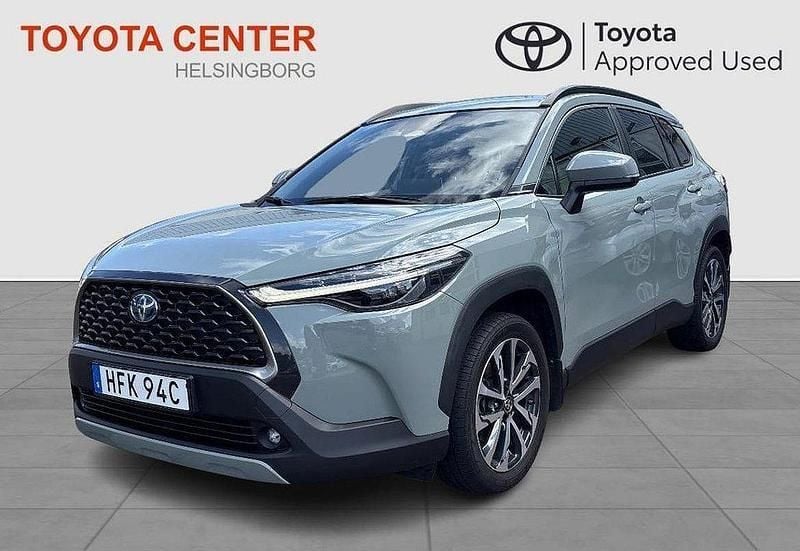 Grön Begagnad 2022 Toyota Corolla Cross Style SUV | 389 500 kr (Marknadspris) - Bild 1/4