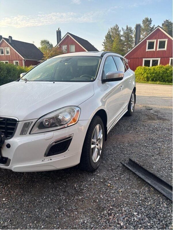 Vit Begagnad 2012 Volvo XC60 R-Design SUV | 125 000 kr (Marknadspris) - Bild 1/4