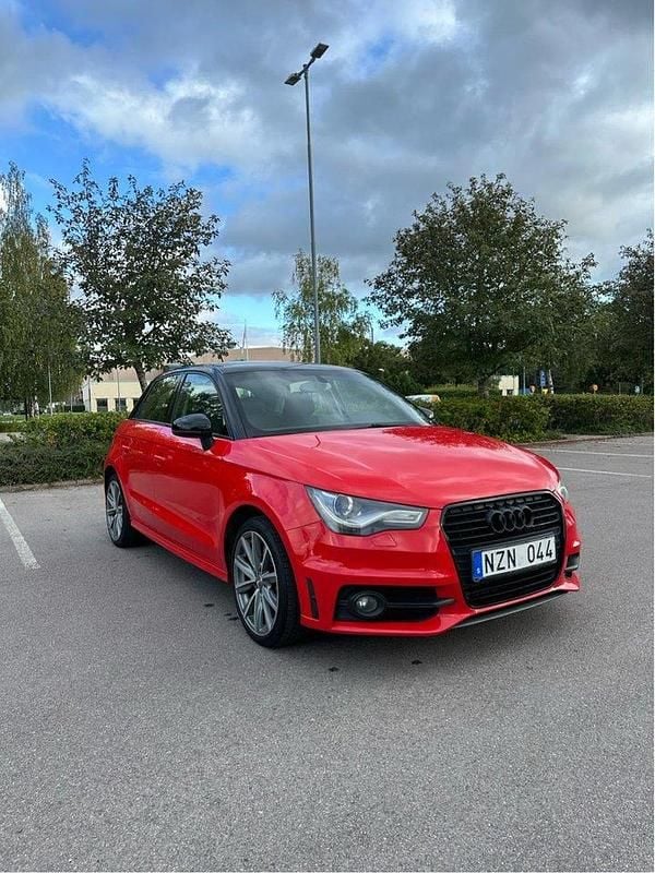 Röd Begagnad 2014 Audi A1 Sportback Sport Halvkombi | 99 000 kr (Marknadspris) - Bild 1/4