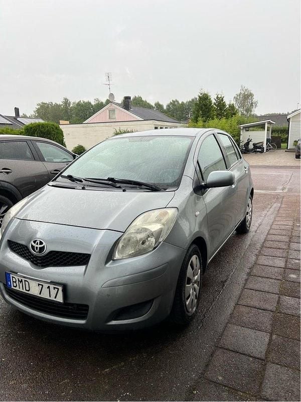 Grå Begagnad 2009 Toyota Yaris Halvkombi | 30 000 kr (Bra pris) - Bild 1/4