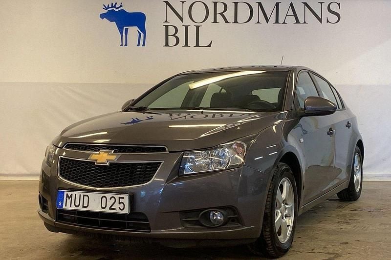 Grå Begagnad 2012 Chevrolet Cruze Halvkombi | 35 000 kr (Marknadspris) - Bild 1/4