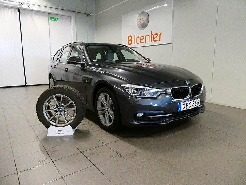 Grå Begagnad 2016 BMW 320 Sport Line Kombi | 189 900 kr (Marknadspris) - Bild 1/3
