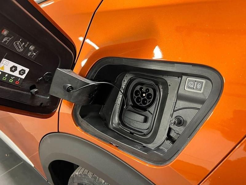 Begagnad Peugeot e-2008 Allure 100 kW (136 HK) 2022 Orange SUV