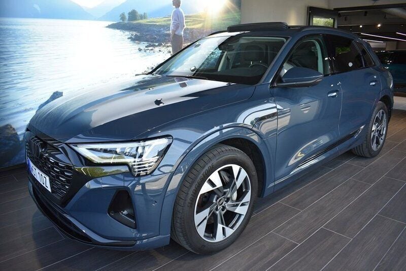 Blå Begagnad 2023 Audi Q8 e-tron Proline SUV | 599 000 kr (Marknadspris) - Bild 1/4