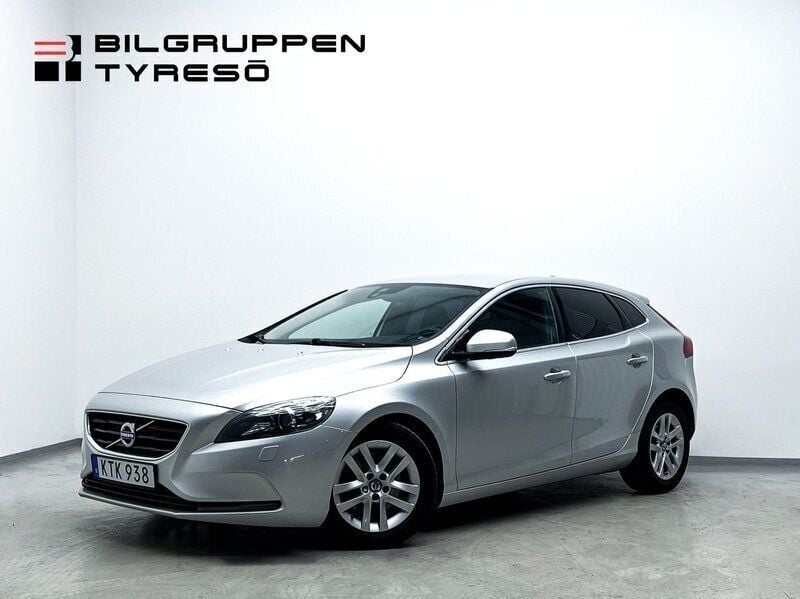 Silver Begagnad 2015 Volvo V40 Momentum Kombi | 134 900 kr (Marknadspris) - Bild 1/4