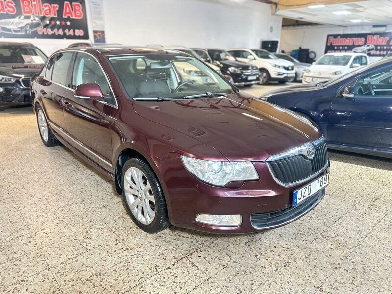 Mörkröd Begagnad 2009 Skoda Superb Elegance Halvkombi | 55 900 kr (Lite dyr) - Bild 1/4