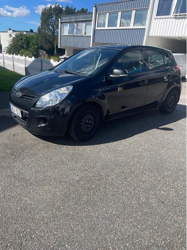 Svart Begagnad 2011 Hyundai i20 Select Halvkombi | 29 500 kr (Marknadspris) - Bild 1/4