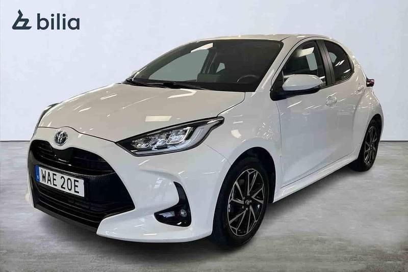 Vit Begagnad 2022 Toyota Yaris Hybrid Halvkombi | 219 900 kr (Lite dyr) - Bild 1/1