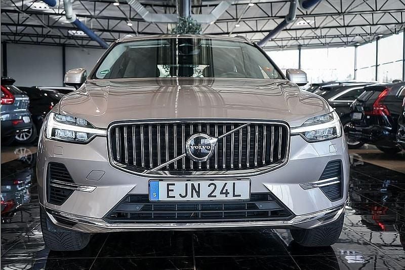 Begagnad Volvo XC60 Momentum 253 HK (186 kW) 2022 Ljusgrå SUV