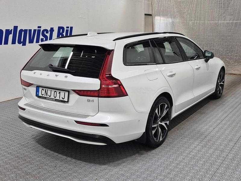 Begagnad Volvo V60 Plus 197 HK (144 kW) 2024 Crystal white metallic Kombi
