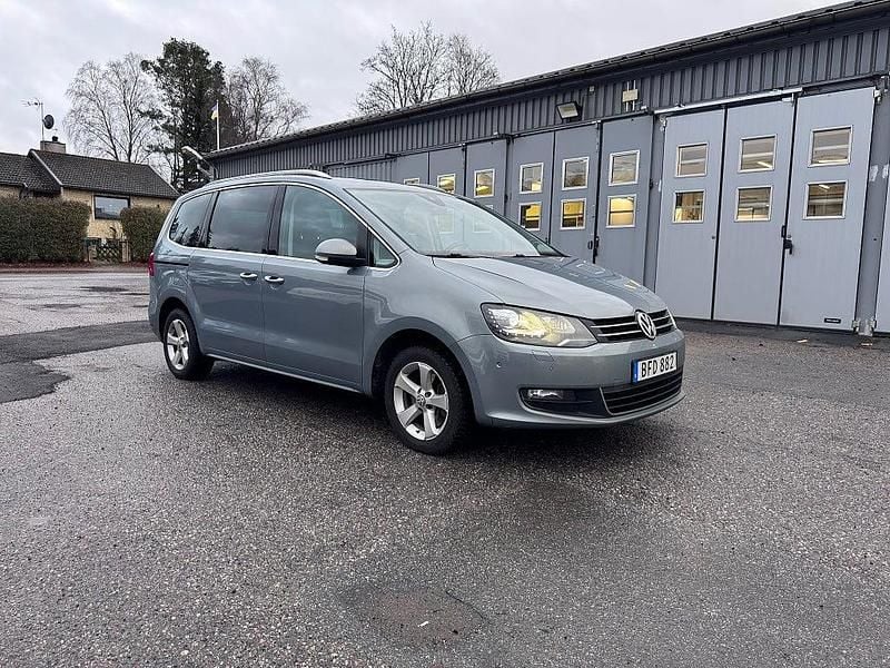 Grå Begagnad 2014 VW Sharan Minibuss | 169 900 kr (Marknadspris) - Bild 1/4