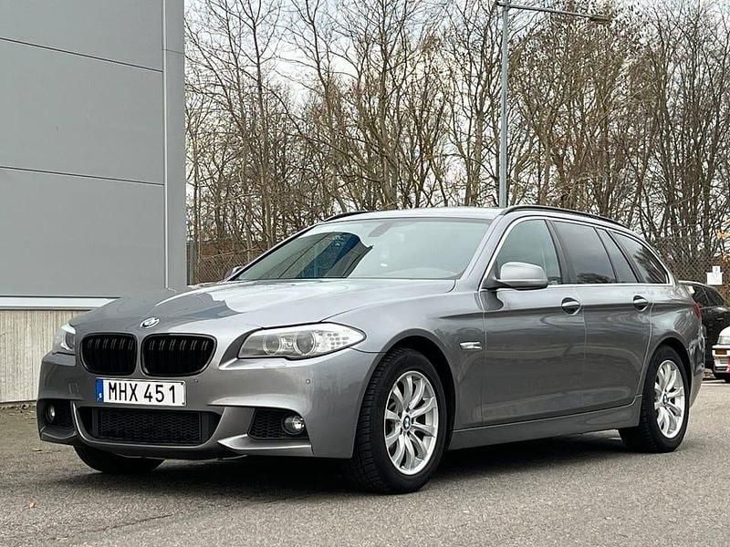 Grå Begagnad 2012 BMW 520 Kombi | 119 900 kr (Marknadspris) - Bild 1/4