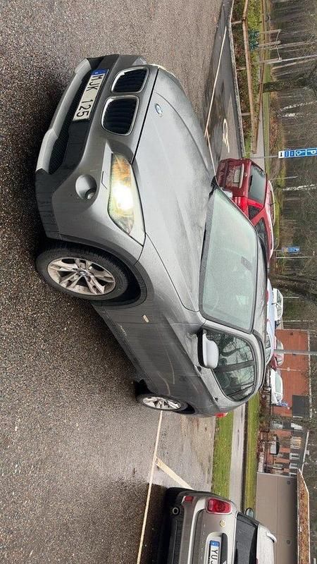 Grå Begagnad 2011 BMW X1 SUV | 72 000 kr (Marknadspris) - Bild 1/4
