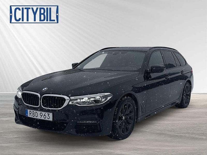 Svart Begagnad 2018 BMW 530 M Sport Kombi | 339 900 kr (Marknadspris) - Bild 1/4