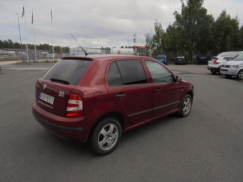 Begagnad Skoda Fabia 64 HK (47 kW) 2005 Mörkröd Halvkombi