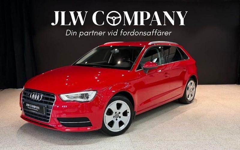 Röd Begagnad 2015 Audi A3 Sportback Attraction Halvkombi | 143 000 kr (Marknadspris) - Bild 1/4