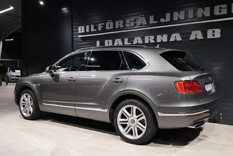 Begagnad Bentley Bentayga 608 HK (447 kW) 2017 Grå SUV