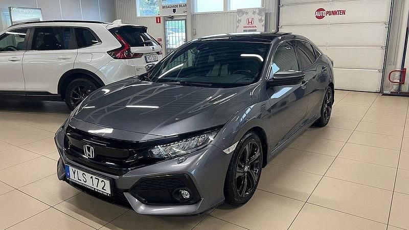 Mörkgrå (polished metal) Begagnad 2017 Honda Civic Executive Halvkombi | 174 500 kr (Marknadspris) - Bild 1/4