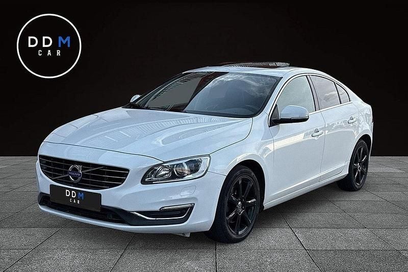 Vit Begagnad 2017 Volvo S60 Sedan | 189 900 kr (Marknadspris) - Bild 1/4