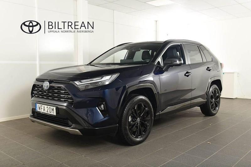 Blå Begagnad 2024 Toyota RAV4 Hybrid Style SUV | 459 800 kr (Marknadspris) - Bild 1/4