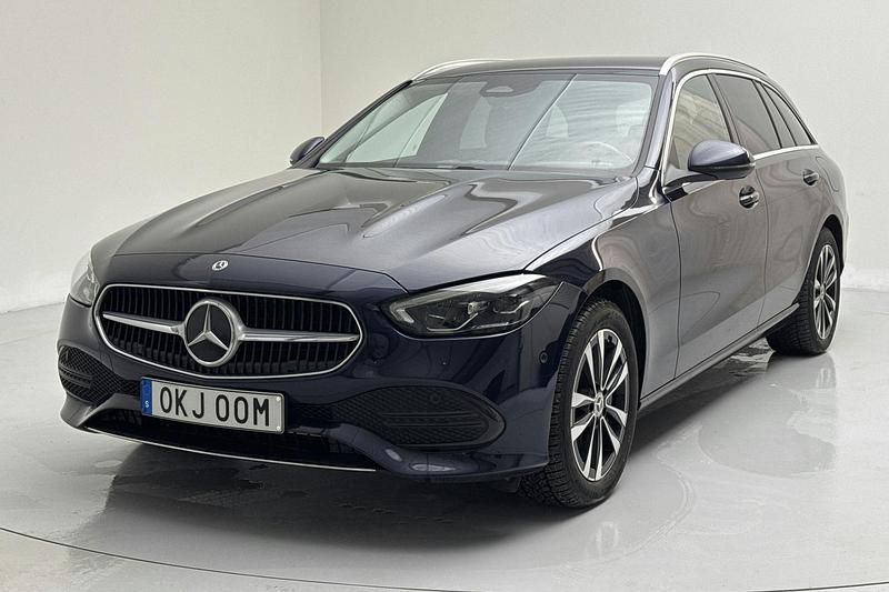 Mörkblå Begagnad 2023 Mercedes C300 Avantgarde Kombi | 339 900 kr - Bild 1/4