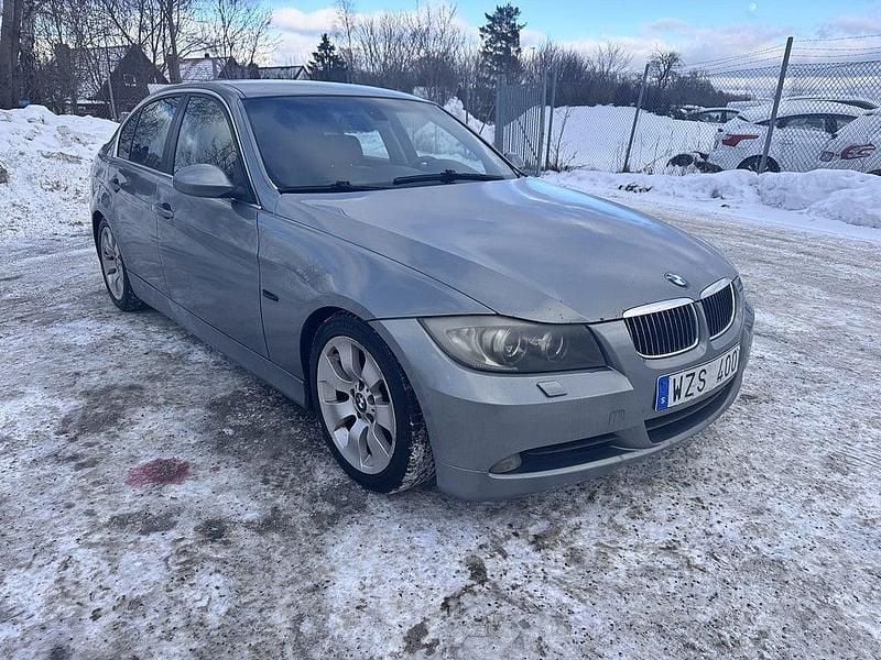 Grå Begagnad 2005 BMW 325 Comfort Edition Sedan | 44 900 kr (Superpris) - Bild 1/4