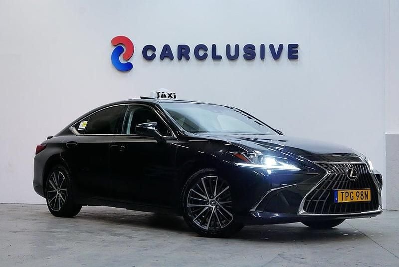 Svart Begagnad 2023 Lexus ES300H Limited Edition Sedan | 389 900 kr (Marknadspris) - Bild 1/4