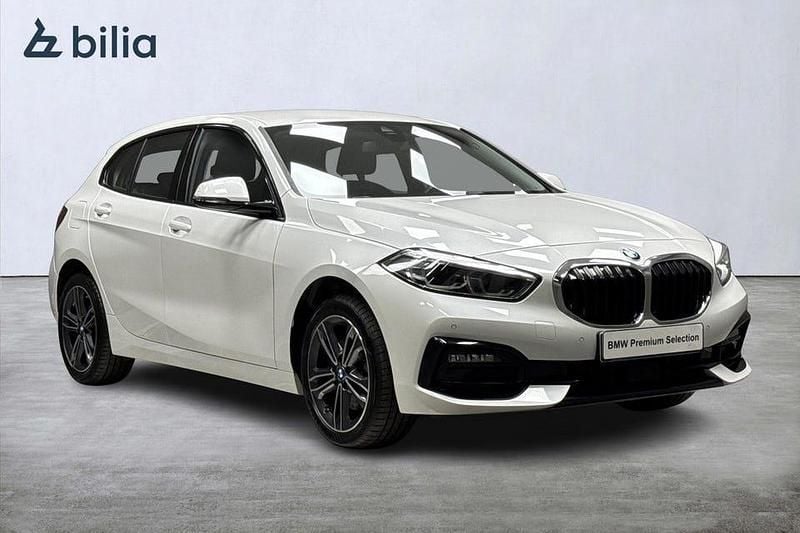 Vit Begagnad 2022 BMW 118 Sport Line Halvkombi | 269 000 kr (Marknadspris) - Bild 1/4