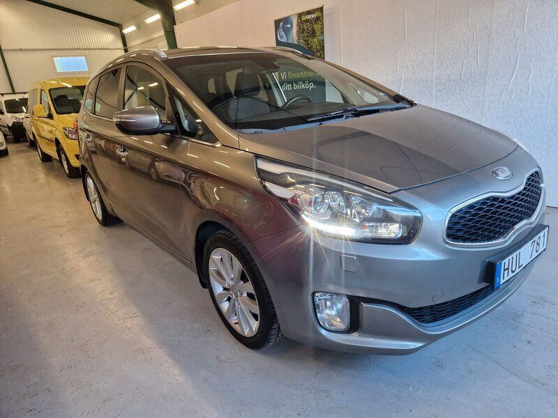 Grå Begagnad 2014 Kia Carens Minibuss | 99 800 kr (Marknadspris) - Bild 1/4