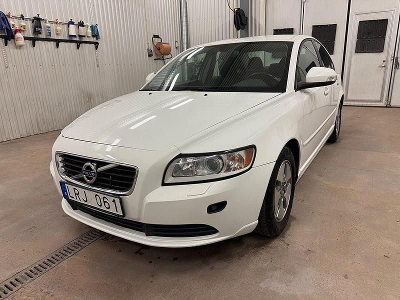 Vit Begagnad 2011 Volvo S40 Sedan | 89 500 kr (Dyr) - Bild 1/4