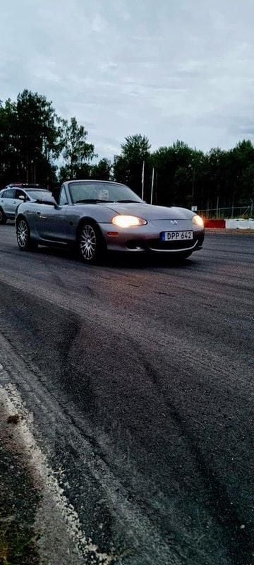Grå Begagnad 2004 Mazda MX5 Cab | 60 000 kr (Superpris) - Bild 1/4