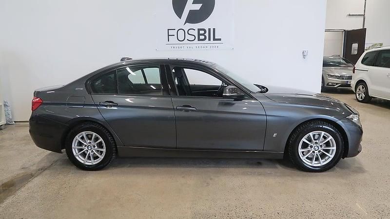 Begagnad BMW 330 Sport Line 252 HK (185 kW) 2017 Grå Sedan
