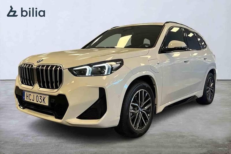 Vit Begagnad 2024 BMW X1 Comfort Edition SUV | 549 000 kr (Marknadspris) - Bild 1/1