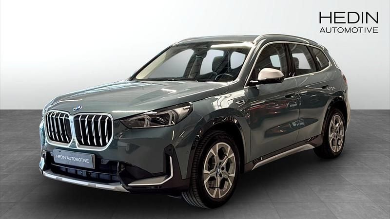 Grön (green) Begagnad 2023 BMW X1 xLine SUV | 469 700 kr (Marknadspris) - Bild 1/4