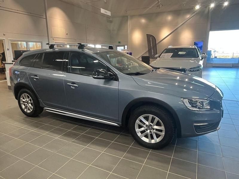 Ljusblå (blå) Begagnad 2016 Volvo V60 CC Business Edition Kombi | 169 500 kr (Marknadspris) - Bild 1/4