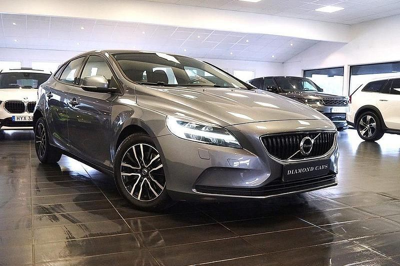 Grå Begagnad 2016 Volvo V40 Momentum Kombi | 139 900 kr (Marknadspris) - Bild 1/4