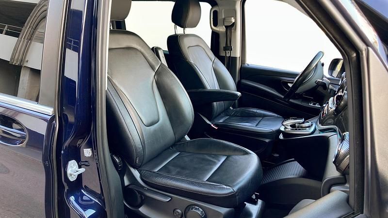 Begagnad Mercedes V300 AMG 239 HK (175 kW) 2019 Blå Minibuss