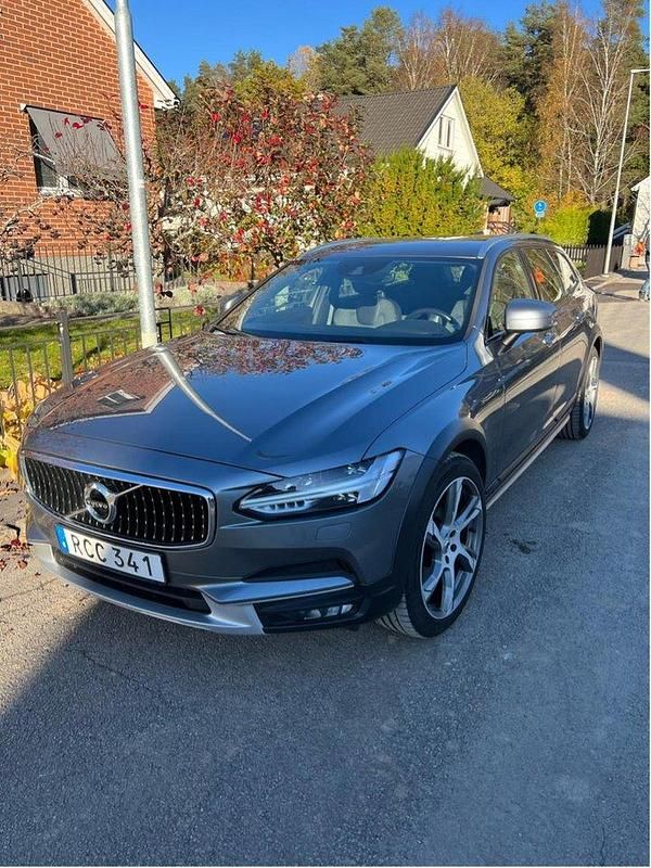Grå Begagnad 2018 Volvo V90 CC Momentum Kombi | 295 000 kr (Marknadspris) - Bild 1/4