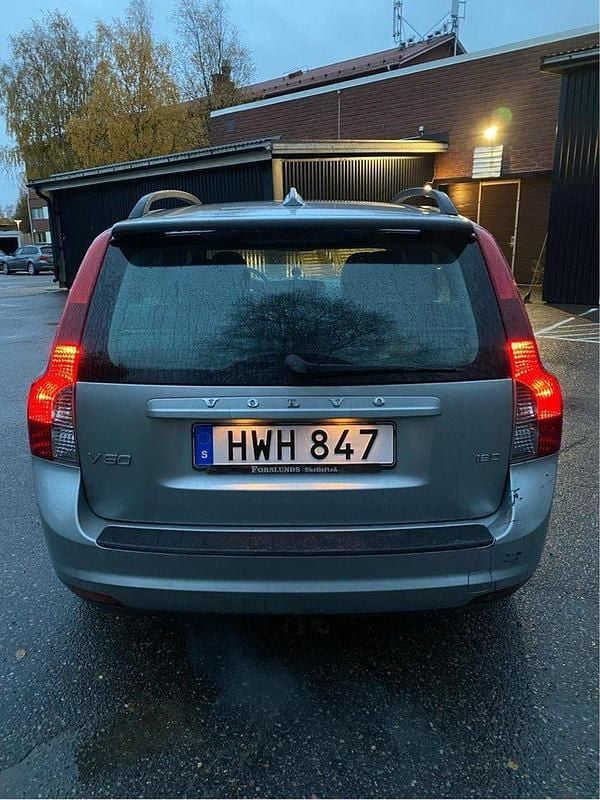 Silver Begagnad 2009 Volvo V50 Kinetic Kombi | 30 000 kr (Superpris) - Bild 1/4