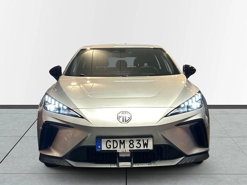 Begagnad MG MG4 EV 125 kW (170 HK) 2023 Svart Halvkombi